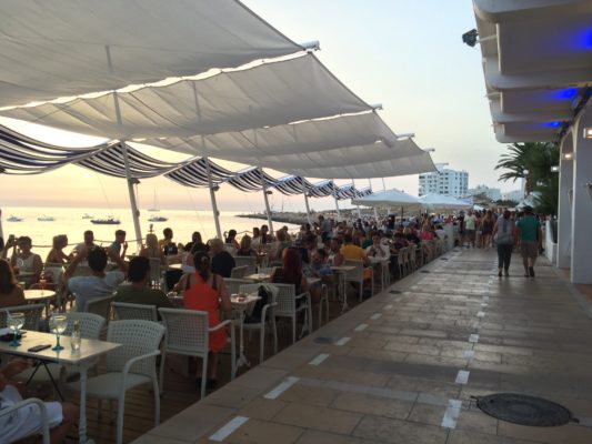 O que fazer em Ibiza pôr do sol no Café Del Mar em San Antoni