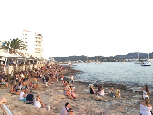 O que fazer em Ibiza pôr do sol no Café Del Mar em San Antoni