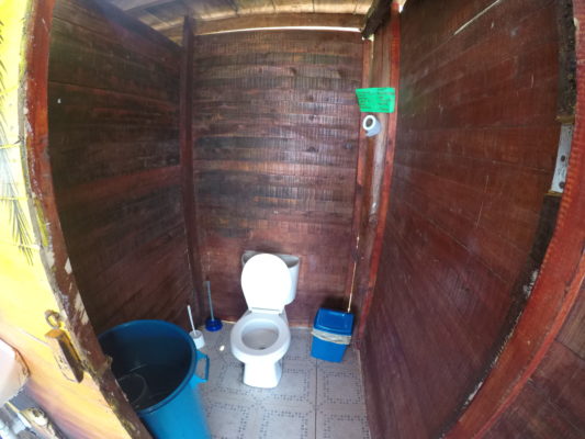 Banheiro hospedagem na Playa Blanca Cartagena