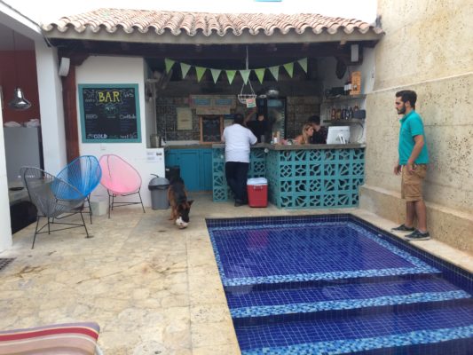 Bar na piscina Republica Hostel Cartagena